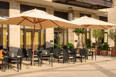 Tivat, Karadağ - 8 Haziran 2022: Porto Karadağ limanındaki sokak kafesi. Karadağ ve Avrupa