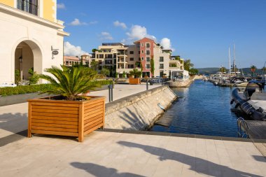 Tivat, Karadağ - 8 Haziran 2022: Porto Karadağ 'da deniz kenarındaki konutlarla gezinti. Karadağ ve Avrupa