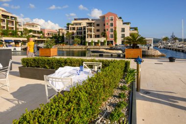 Tivat, Karadağ - 8 Haziran 2022: Porto Karadağ 'da yat marinası ve gezinti güvertesi. Karadağ ve Avrupa