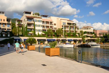 Tivat, Karadağ - 8 Haziran 2022: Porto Karadağ 'da yat marinası ve gezinti güvertesi. Karadağ ve Avrupa