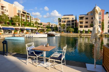 Tivat, Karadağ - 8 Haziran 2022: Porto Karadağ 'da deniz kenarındaki konutlarla gezinti. Karadağ ve Avrupa