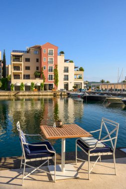 Tivat, Karadağ - 8 Haziran 2022: Porto Karadağ 'da deniz kenarındaki konutlarla gezinti. Karadağ ve Avrupa