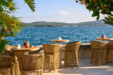 Tivat, Karadağ - 8 Haziran 2022: Porto Karadağ 'daki sahil restoranı. Karadağ ve Avrupa