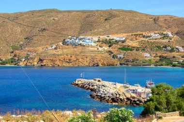 Körfezin ve Aegiali limanının manzarası. Amorgos Adası, Kiklad, Yunanistan