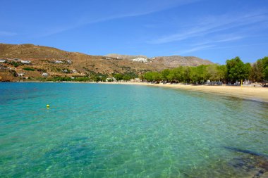 Amorgos adasının kuzey tarafında sakin bir sahil ve turkuaz suları olan Aegiali körfezi. Yunanistan