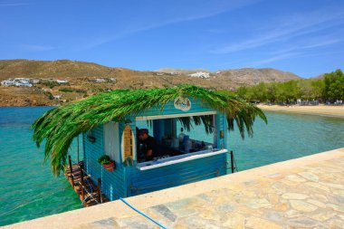 Amorgos, Yunanistan - 14 Mayıs 2024: Bloom Brothers kantini Aegiali 'de geleneksel Yunan souvlaki servisi yapıyor. Amorgos Adası, Yunanistan