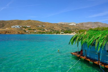 Turkuaz sulu Aegiali Körfezi. Amorgos adasının kuzey tarafında. Yunanistan