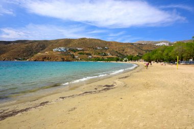 Aegiali plajı, Aegiali köyünde uzun ve kumlu bir sahil. Amorgos Adası, Kiklad, Yunanistan
