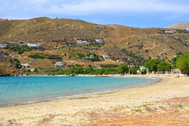 Aegiali plajı, Aegiali köyünde uzun ve kumlu bir sahil. Amorgos Adası, Kiklad, Yunanistan
