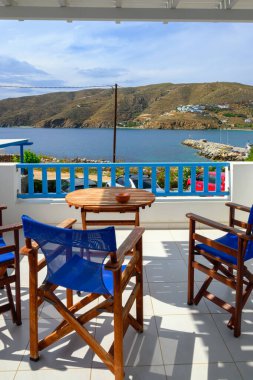 Amorgos, Yunanistan - 14 Mayıs 2024: Aegiali Körfezi 'ne bakan Yunan yazlık dairesinin balkonu. Amorgos adası. Yunanistan