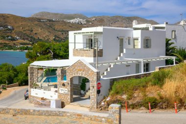 Amorgos, Yunanistan - 14 Mayıs 2024: Aegiali köyünde geleneksel Kiklad tarzı otel binası. Amorgos adası. Yunanistan