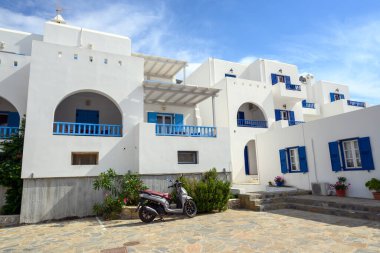 Amorgos, Yunanistan - 14 Mayıs 2024: Aegiali köyünde Cycladic tarzında bir Yunan apartmanı. Amorgos Adası, Yunanistan