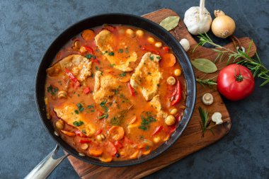 Domates soslu kızarmış domuz filetosu, mantar, kırmızı biber ve havuç.