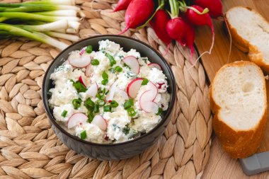 Süzme peynir, taze soğan ve turp. Hafif besleyici kahvaltı