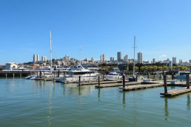 San Francisco, ABD - 30 Mart 2019 Balıkçı İskelesi 'ne tekne ve yatlar yanaştı. San Francisco şehir manzarası.