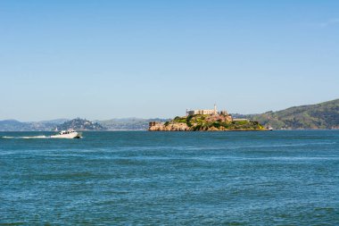 San Francisco, California, ABD 'de Alcatraz Hapishane Adası' na karşı turizm teknesi