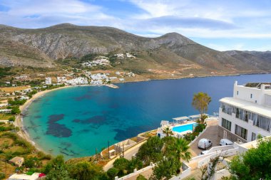Amorgos, Yunanistan - 14 Mayıs 2024: Amorgos 'un kuzeyinde Ormos Egialis Körfezi (Aegiali). Aegiali popüler bir turistik köydür. Cyclades, Yunanistan