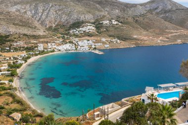 Amorgos, Yunanistan - 14 Mayıs 2024: Amorgos 'un kuzeyinde Ormos Egialis Körfezi (Aegiali). Aegiali popüler bir turistik köydür. Cyclades, Yunanistan