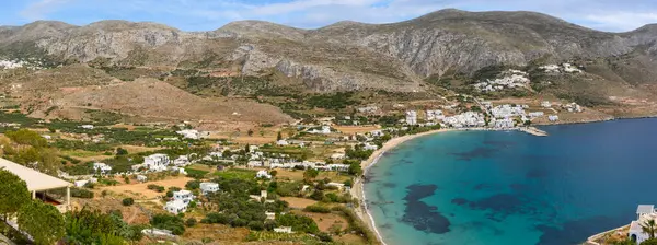Amorgos 'un kuzeyinde Ormos Egialis Körfezi (Aegiali). Aegiali popüler bir turistik köydür. Cyclades, Yunanistan