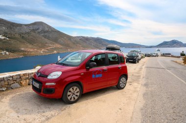 Amorgos, Yunanistan - 14 Mayıs 2024: Fiat Panda arabası Amorgos adasındaki Aegiali köyünde deniz kenarına park edildi. Yunanistan