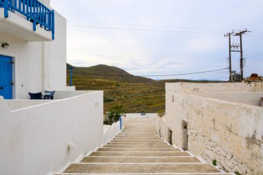 Dar sokakları ve geleneksel Kiklad mimarisi olan Tholaria köyü. Amorgos, Yunanistan