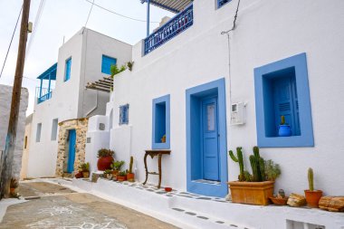 Dar sokakları ve geleneksel Kiklad mimarisi olan Tholaria köyü. Amorgos, Yunanistan