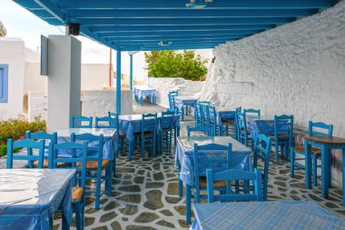 Amorgos, Yunanistan - 14 Mayıs 2024: Tholaria 'daki efsanevi Panorama tavernası. Aegiali Körfezi 'nin panoramik manzarasını sunuyor. Cyclades, Yunanistan