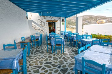 Amorgos, Yunanistan - 14 Mayıs 2024: Tholaria 'daki efsanevi Panorama tavernası. Aegiali Körfezi 'nin panoramik manzarasını sunuyor. Cyclades, Yunanistan