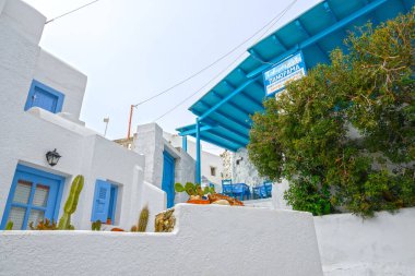 Amorgos, Yunanistan - 14 Mayıs 2024: Tholaria 'daki efsanevi Panorama tavernası. Aegiali Körfezi 'nin panoramik manzarasını sunuyor. Cyclades, Yunanistan