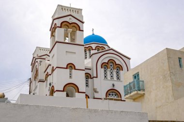 Agioi Anargyroi Kilisesi Tholaria 'nın kalbinde yer alır, Amorgos adasının bir köyüdür. Cyclades, Yunanistan