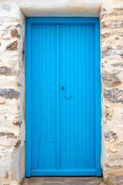 Tholaria 'da, Amorgos adasında geleneksel bir Yunan evinin mavi kapısı. Cyclades, Yunanistan