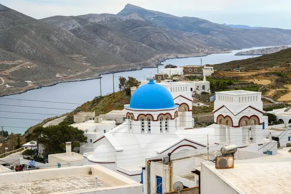 Tholaria 'daki geleneksel Rum Ortodoks Kilisesi. Arka planda Aegiali Körfezi var. Yunanistan 'ın Cyclades kentindeki Amorgos adası