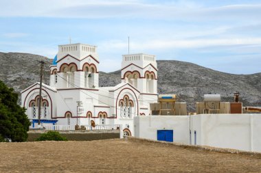 Agioi Anargyroi Kilisesi Tholaria 'nın kalbinde yer alır, Amorgos adasının bir köyüdür. Cyclades, Yunanistan