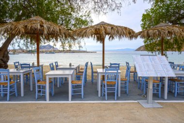 Amorgos, Yunanistan - 14 Mayıs 2024: Amorgos adasındaki Aegiali sahil restoranı. Cyclades, Yunanistan