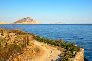 Amorgos adasının kuzey kıyısında. Nikouria, arka planda küçük ıssız bir ada. Cyclades, Yunanistan