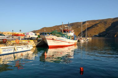 Amorgos, Yunanistan - 15 Mayıs 2024: Amorgos adasındaki Aegiali limanında demirli tekneler. Cyclades, Yunanistan