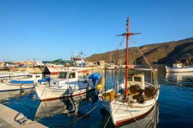 Amorgos, Yunanistan - 15 Mayıs 2024: Amorgos adasındaki Aegiali limanında demirli tekneler. Cyclades, Yunanistan