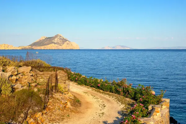 Amorgos adasının kuzey kıyısında. Nikouria, arka planda küçük ıssız bir ada. Cyclades, Yunanistan
