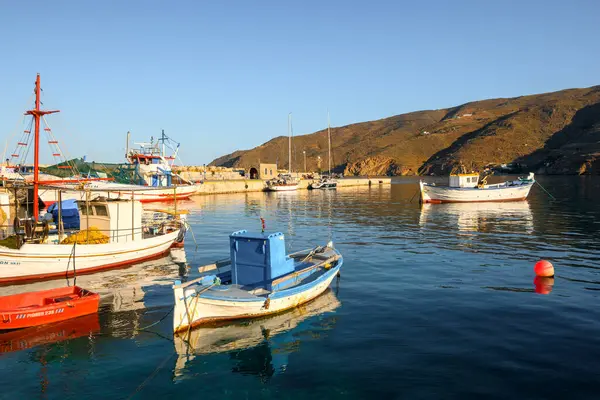 Amorgos, Yunanistan - 15 Mayıs 2024: Amorgos adasındaki Aegiali limanında demirli tekneler. Cyclades, Yunanistan