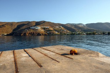 Aegiali limanındaki rıhtımda. Amorgos adası. Cyclades, Yunanistan