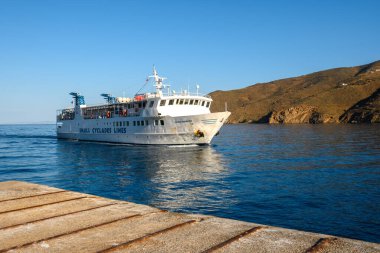 Amorgos, Yunanistan - 15 Mayıs 2024: Küçük Kiklad Hatları rotalarına hizmet veren ekspres bir alüelit feribot. Aegiali limanı. Amorgos Adası, Yunanistan