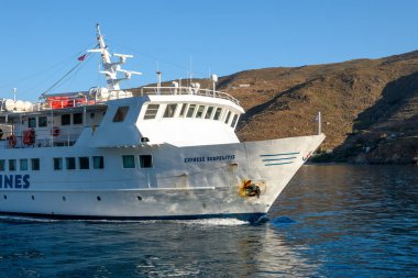Amorgos, Yunanistan - 15 Mayıs 2024: Küçük Kiklad Hatları rotalarına hizmet veren ekspres bir alüelit feribot. Aegiali limanı. Amorgos Adası, Yunanistan