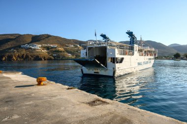 Amorgos, Yunanistan - 15 Mayıs 2024: Küçük Kiklad Hatları rotalarına hizmet veren ekspres bir alüelit feribot. Aegiali limanı. Amorgos Adası, Yunanistan