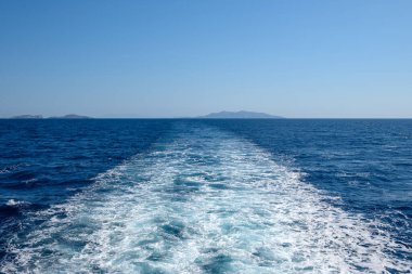 Feribotun arkasında köpüren su izi. Ege Denizi, Yunanistan