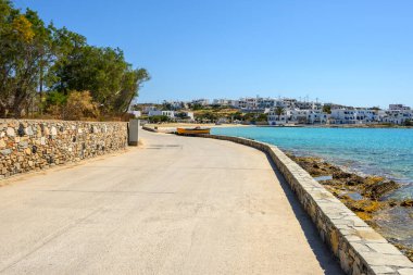 Ano Koufonisi Adası 'nda deniz kenarında gezinti. Küçük Kiklad, Yunanistan