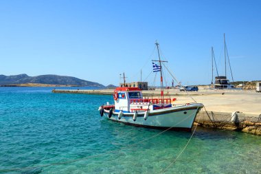 Ano Koufonisi limanında geleneksel renkli Yunan teknesi. Küçük Kiklad, Yunanistan