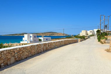 Ano Koufonisi adasında deniz kenarında bir sokak. Küçük Kiklad, Yunanistan