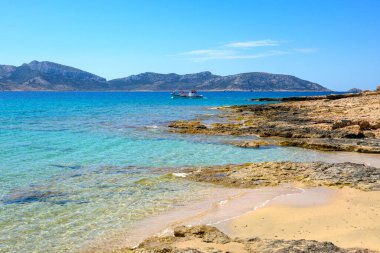 Gök mavisi deniz suyuyla Ano Koufonisi plajı. Küçük Kiklad, Yunanistan