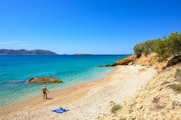 Ano Koufonisi, Yunanistan - 15 Mayıs 2024: Gök mavisi deniz suyuyla Ano Koufonisi plajı. Küçük Kiklad, Yunanistan