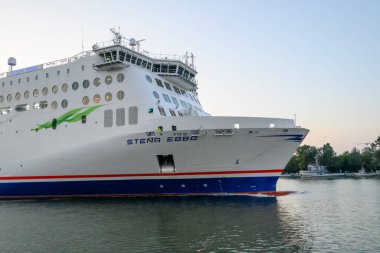 Gdynia, Polonya - 10 Eylül 2023 Stena Hattı feribotu Gdynia limanından ayrılıyor. Polonya